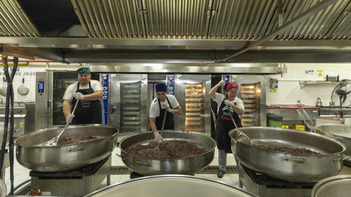 Büyükşehir'in aşhanelerinde tencereler paylaşım için kaynıyor