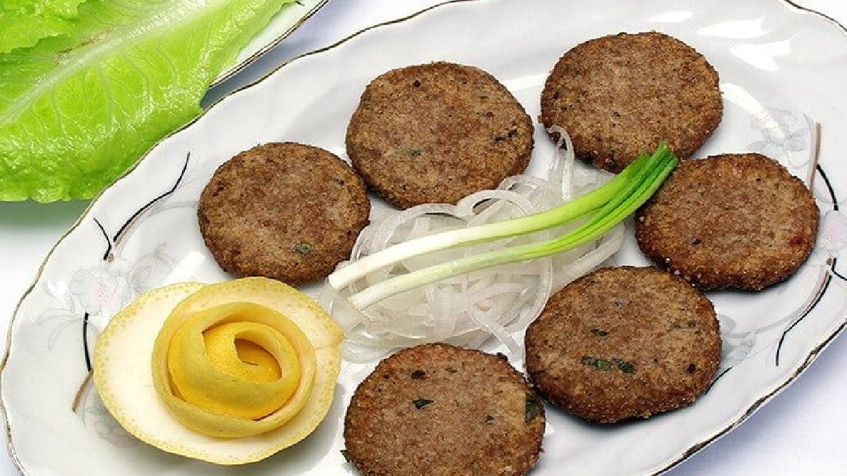 Kıymanız az kaldıysa üzülmeyin! Köfteleriniz bereketlenecek, az kıymaya çok köfte tarifi…