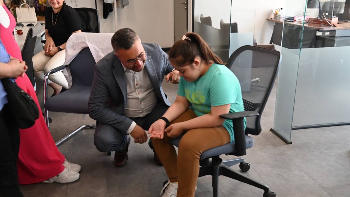 Kaybolma riski taşıyan bireyler artık daha güvende: Büyükşehir, akıllı bileklik dağıtımını sürdürüyor