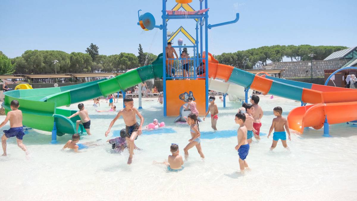 Çocuklar aquaparkta serinliğe doydu