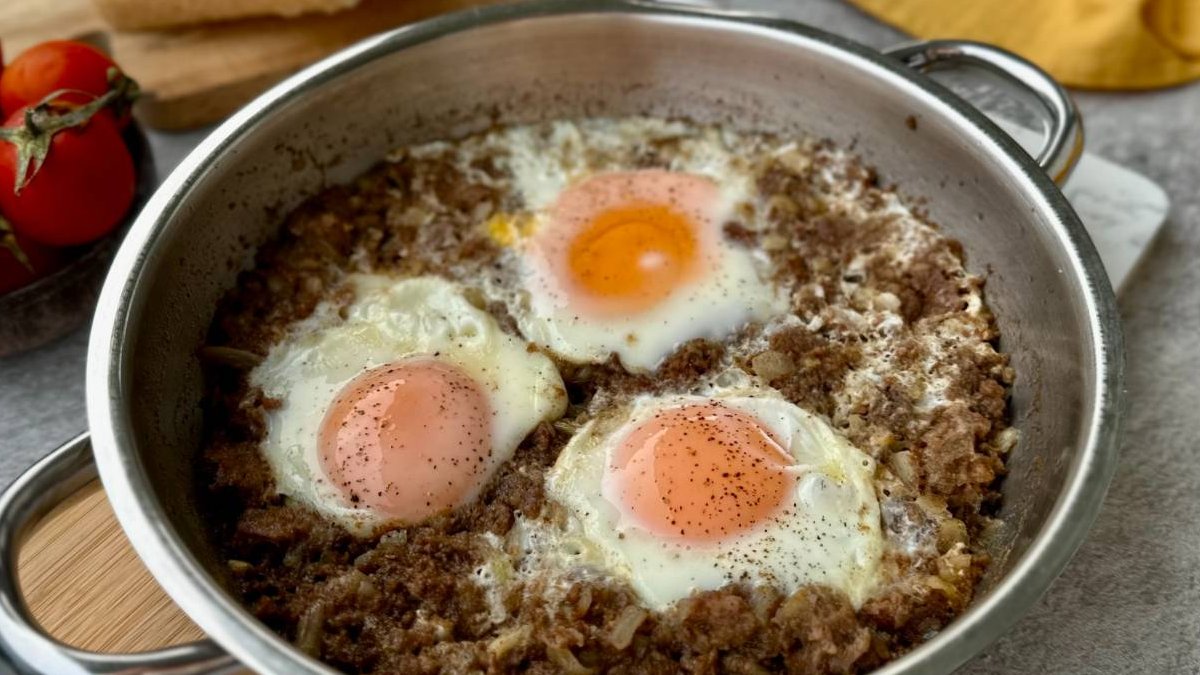 Kahvaltılara hızlı ve pratik bir lezzet! Soğan ve yumurta varsa bu iş tamamdır