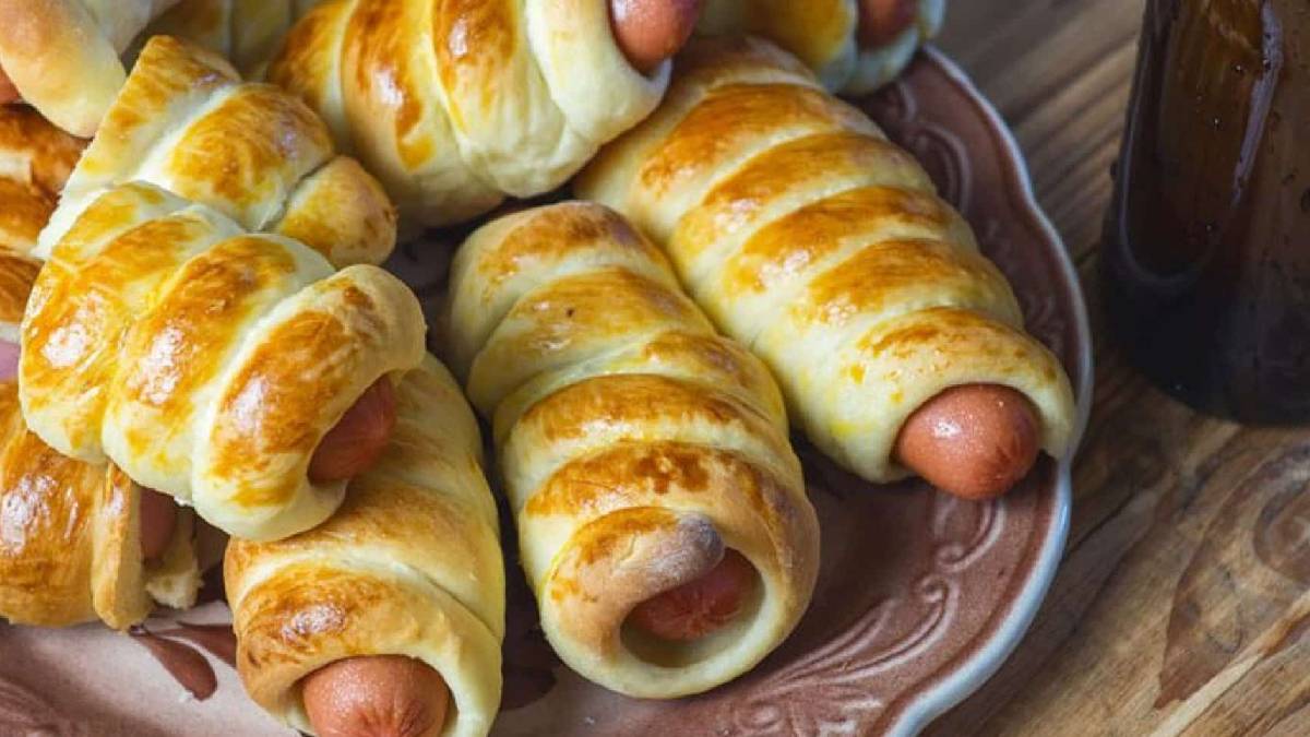 Çocuklarınız bu lezzete bayılacak! İster kahvaltıya ister piknik masasına… İşte sosisli poğaça tarifi