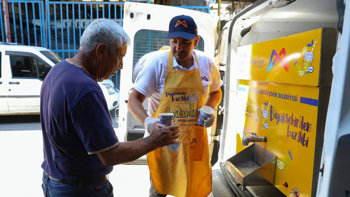 Kavurucu sıcaklarda Büyükşehirden serinleten mola: Limonata ikramı 120 bin bardağa ulaştı