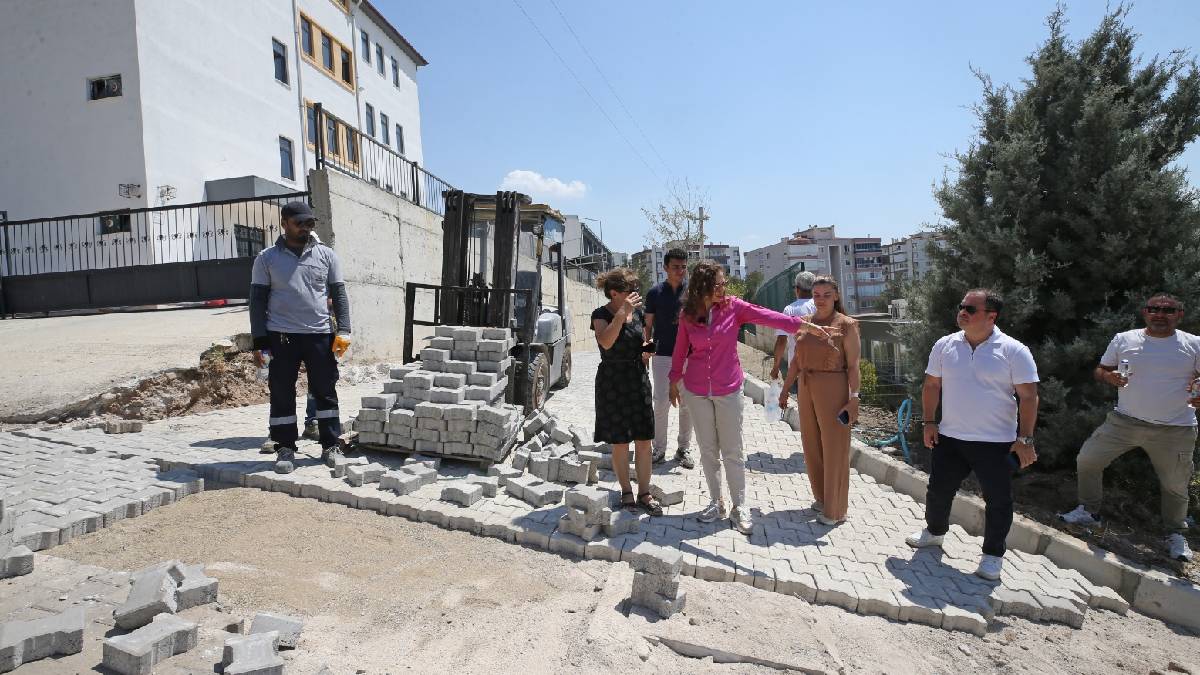 Karşıyaka’da yol yapım çalışmaları aralıksız sürüyor