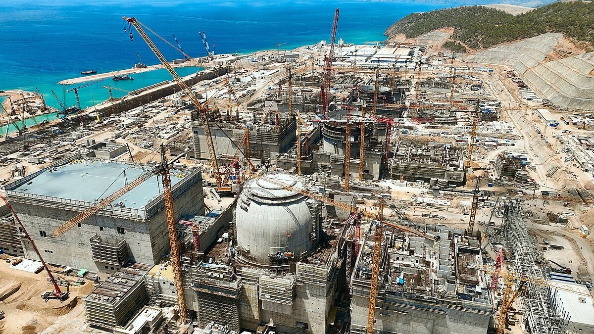 Akkuyu Nükleer Santrali inşaatında grev: Maaşlarını alamayan işçilere TOMA müdahalesi