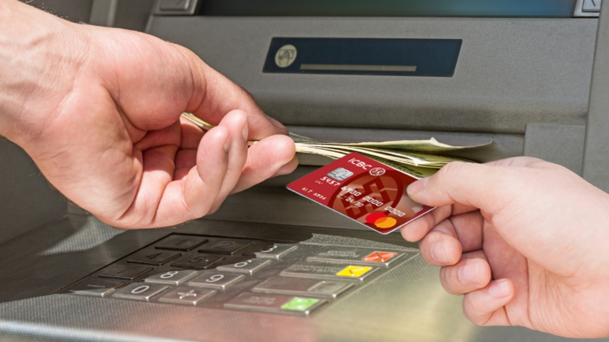 Bankadan para çekme işleminde yeni dönem! Bunu yapmayanlar parasını çekemeyecek: İşte ATM’lerdeki yeni kural