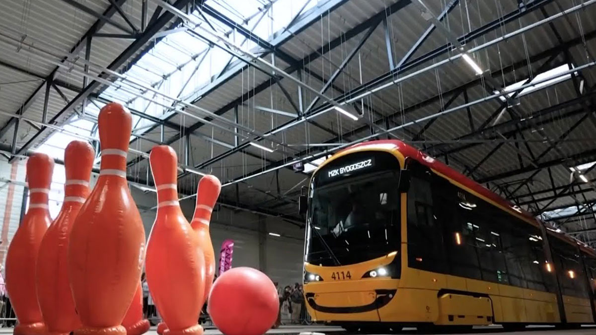 Vatmanların neşesi: Tramvay bowling lobutlarına kafa tuttu! Tramvaylarla bowling oynadılar