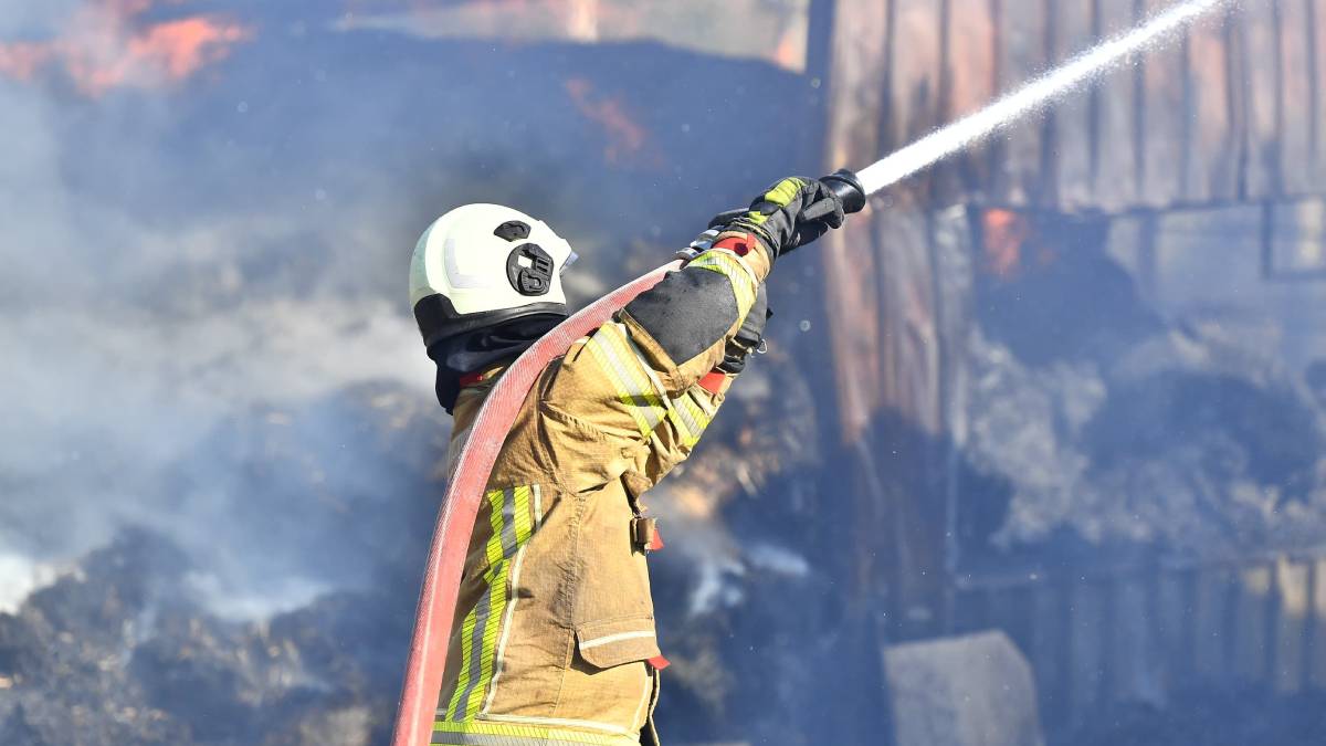 Bayındır'da köy içinde çıkan ot yangını yerleşim alanlarını tehdit etti