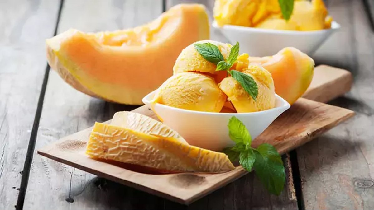 Dışarıdan almaya son! Katkısız, sağlıklı ve nefis kavunlu dondurma tarifiyle yaz serinliği artık mutfağınızda!