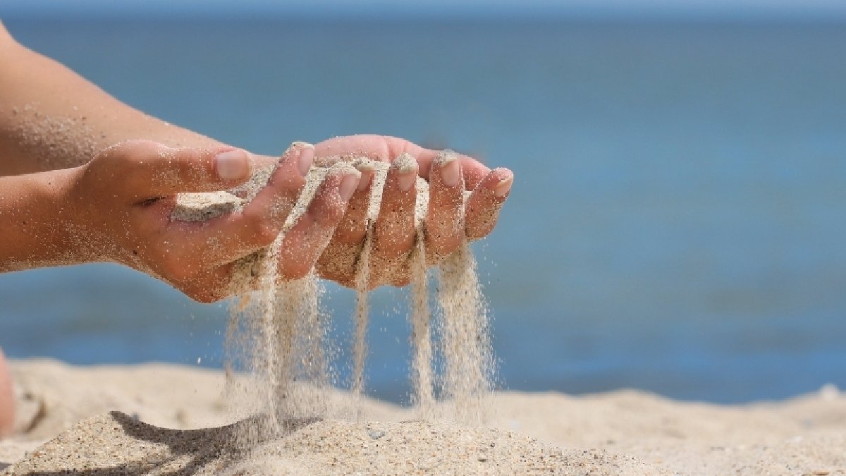 Yazın tadını kumlarda çıkarın! Deniz kumunun faydalarını herkes gözden kaçırıyor! İşte deniz kumunun 3 faydası…