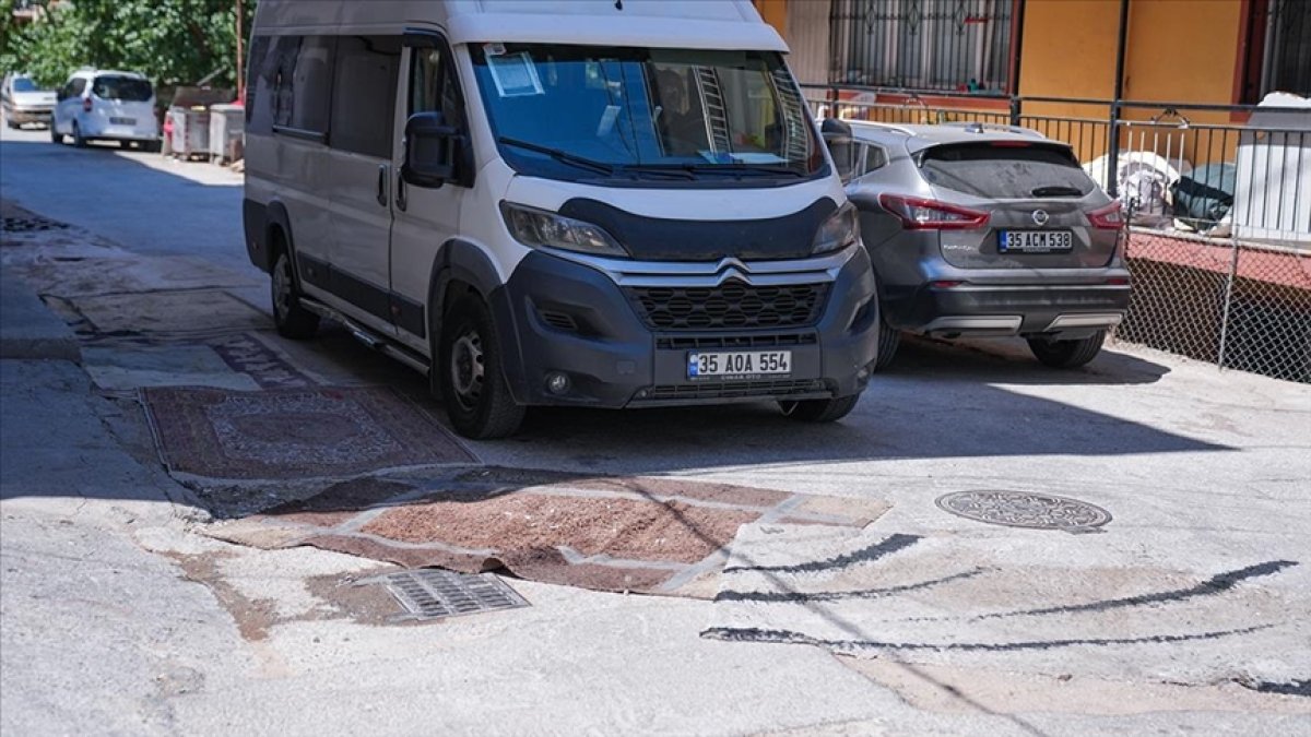 Salonda olması gereken halı yolda duruyor! Bozuk yola böyle çare buldular