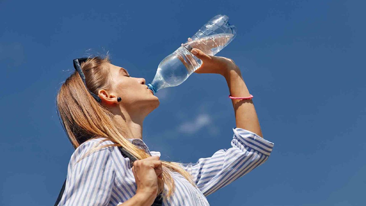 Sıcak havalarda susuz kalmayın! Uzmanlar uyarıyor: Dehidrasyona karşı gün içinde su tüketimi hayati önem taşıyor