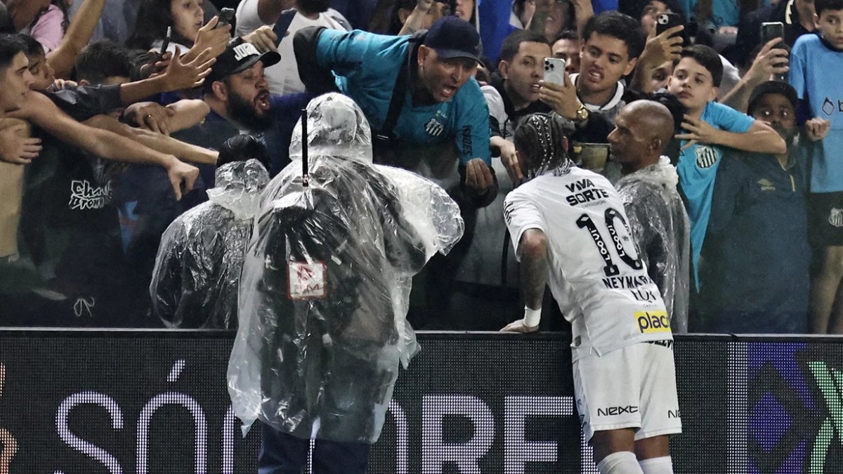 Santos'ta büyük kriz! Neymar sinirlerine hakim olamadı: Taraftarla tartıştı, korner bayrağı kırdı