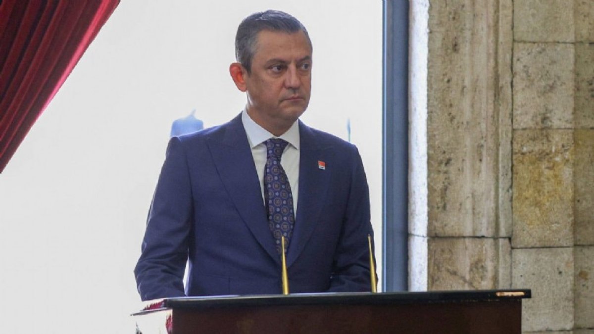 Özel, Anıtkabir'i ziyaret etti