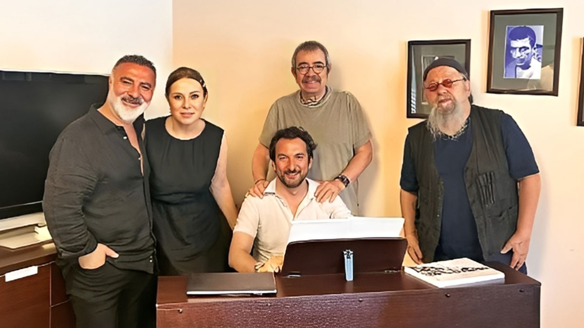 Yıldızlar geçidi: Selçuk Yöntem, Zuhal Olcay, Cengiz Bozkurt aynı sahnede! 30 kişilik dev kadro, canlı orkestrayla müzikal şölen