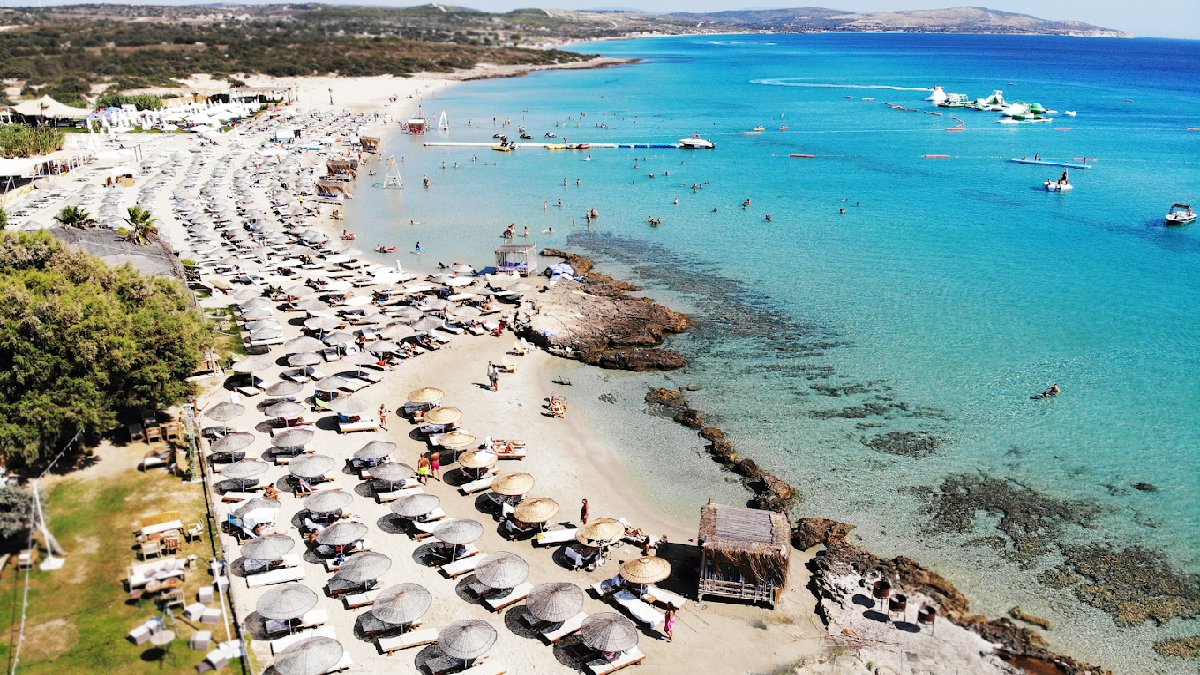 İzmirliler buraya koşacak! Çeşme’nin en güzel plajı oldu, fırsatını bulan eşini dostunu toplayıp kaçtı