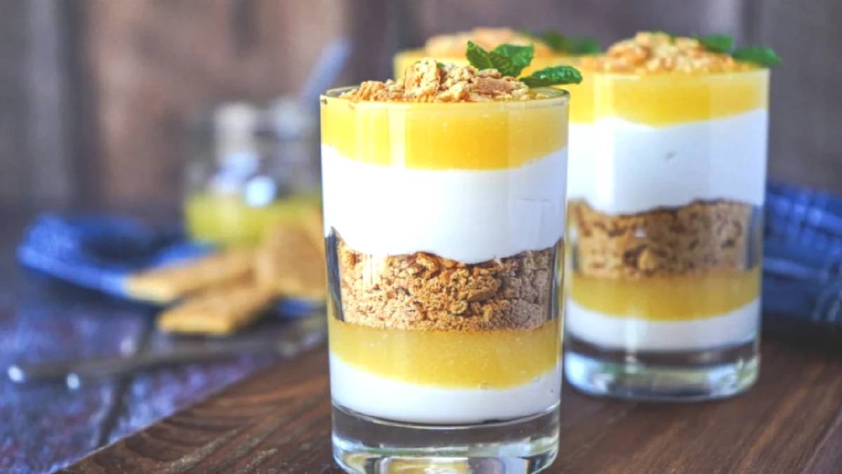 Sıcak bastıysa bu tarifin tam zamanı! Bir kaşıkta yaz ferahlığına kavuşun: İşte limonlu yoğurt parfe tarifi