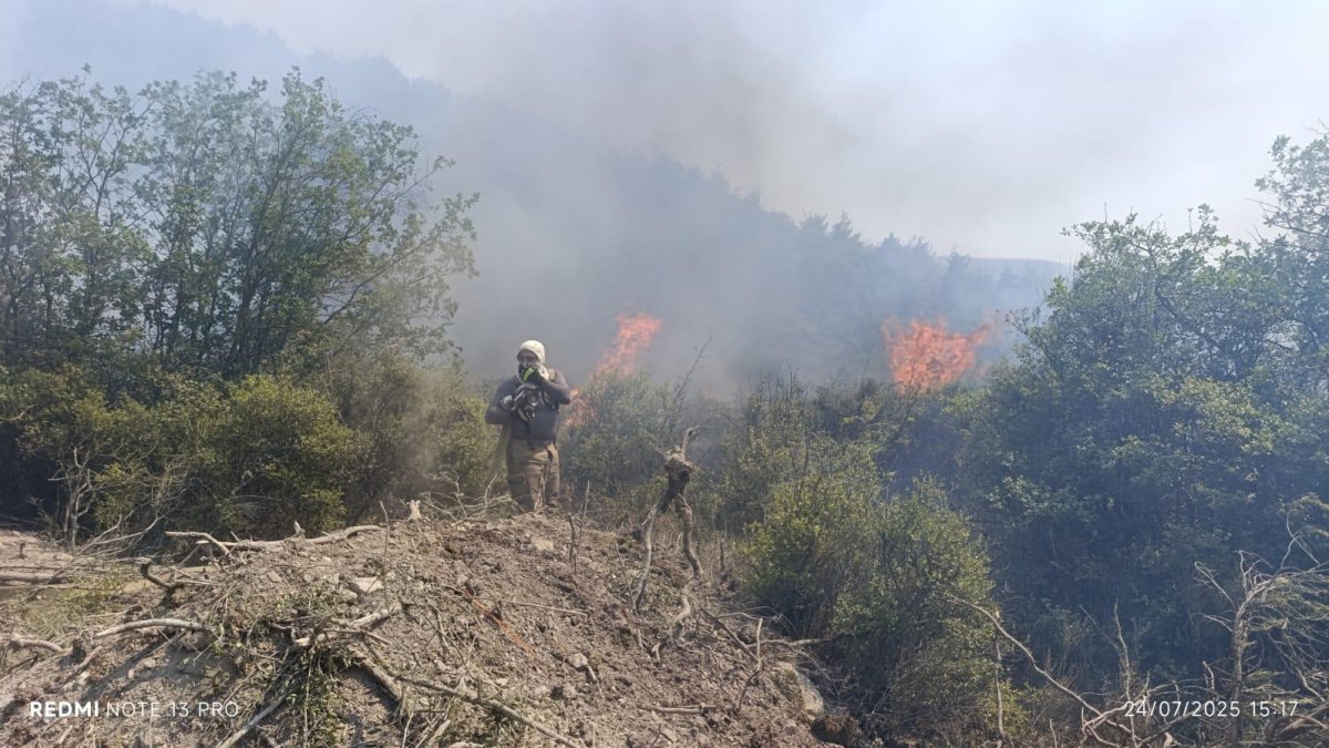 İBB ekipleri alevlerin önüne set çekti! Sakarya ve Bilecik’te gece gündüz yangın mesaisi