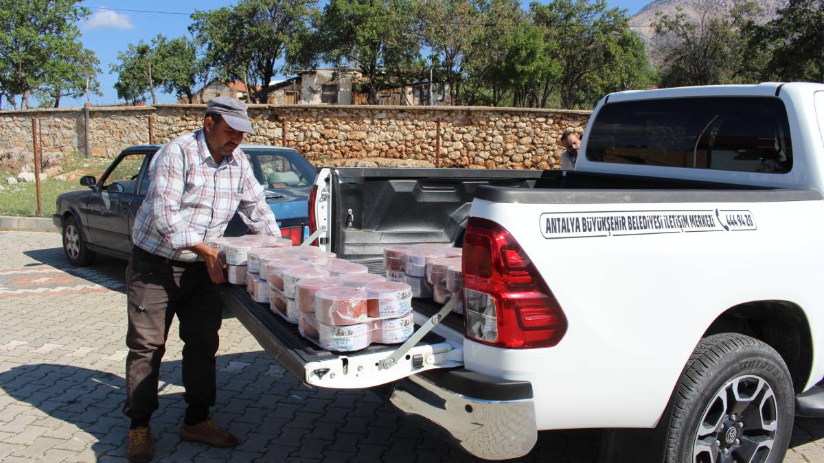 Büyükşehirden küçükbaş hayvan besicilerine destek: Tuzlu mineral taş dağıtıldı