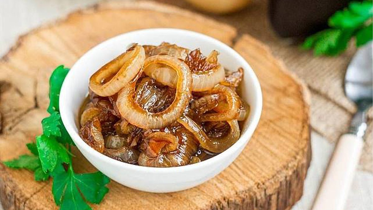 Sofraların yeni gözdesiyle tanışın: Karameli̇ze soğan mezesi! Soğanın o büyülü değişimiyle damakları şenlendirme vakti!