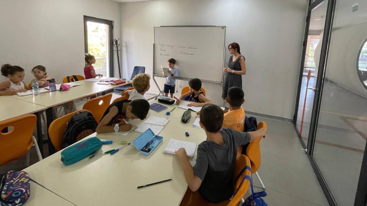 Esenyurt’ta çocuklar hem öğreniyor hem eğleniyor