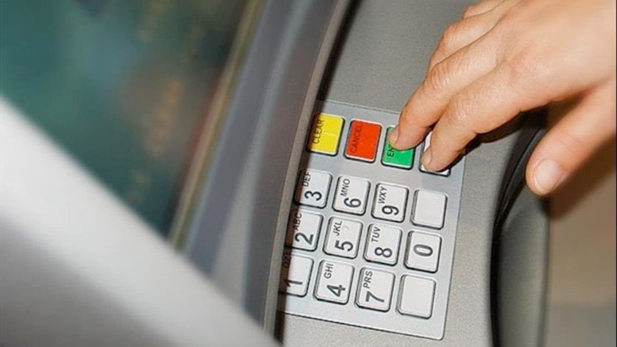 Tarihin en büyük ATM vurgunu! Sistemin açığını bulup 3 günde milyonlar çektiler
