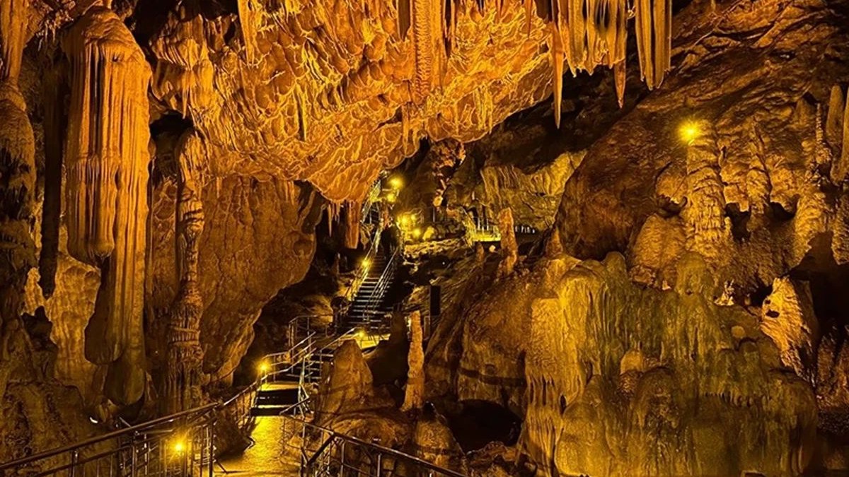 Köyün tepesinde yer alıyor, duyan Türkiye’ye koşup geliyor! Sadece 8 bölümü ziyaret ediliyor