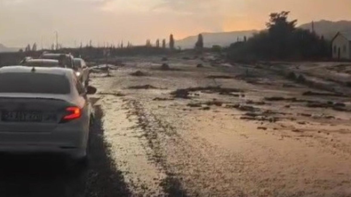 Kars'ta sel ve heyelan: 11 araç mahsur kaldı