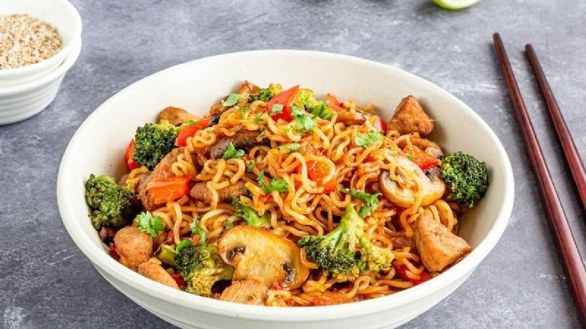 Günün kurtarıcısı! Hem pratik hem de son derce lezzetli: Pratik Tavuklu Sebzeli Makarna Tarifi