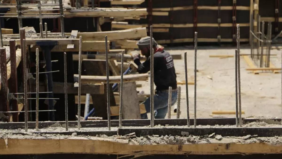 Kentte sıcaklık 49 dereceye çıktı, onlar mesaiyi bırakmadı! Zorlu mesai, zorlu şartlarda devam ediyor…