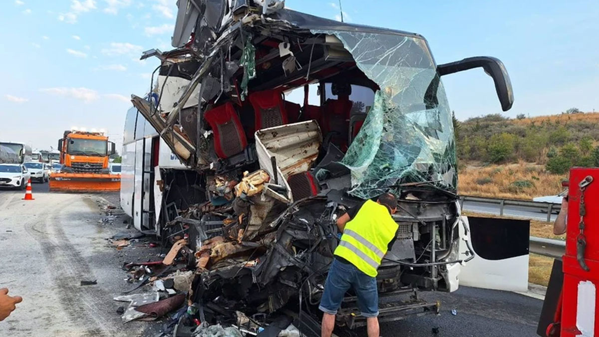 Mersin'de yolcu otobüsü TIR'a çarptı: Çok sayıda yaralı var