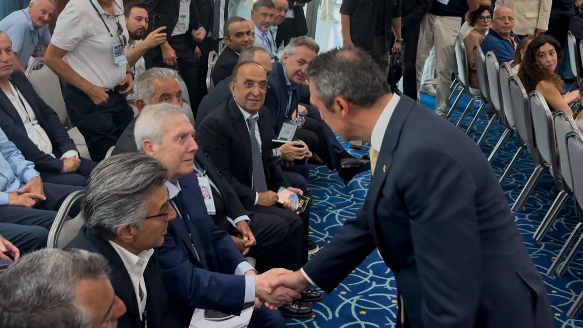 Aziz Yıldırım Yüksek Divan Kurulu toplantısına katıldı: Ali Koç'un hareketi alkış topladı