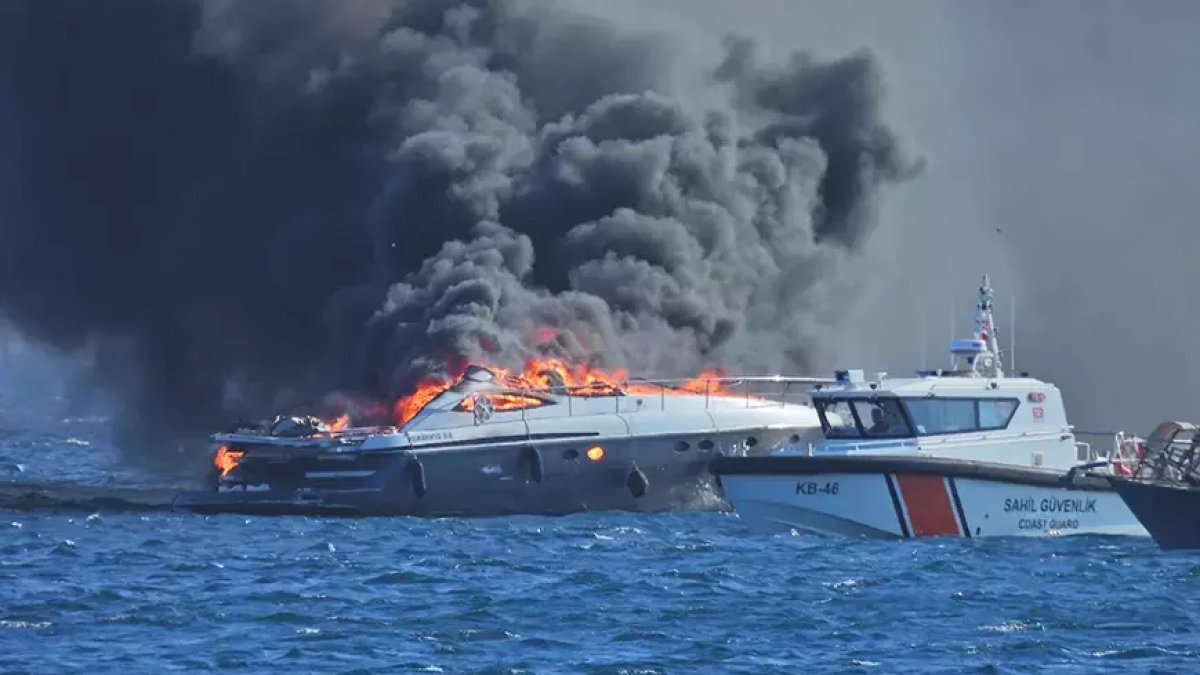 Erdek açıklarında lüks yat alev alev yandı: Kullanılamaz hale geldi