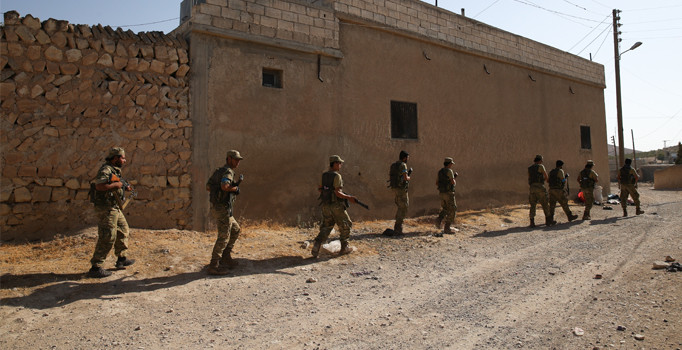 IŞİD'den temizlenen Çobanbey'e ÖSO bayrağı asıldı
