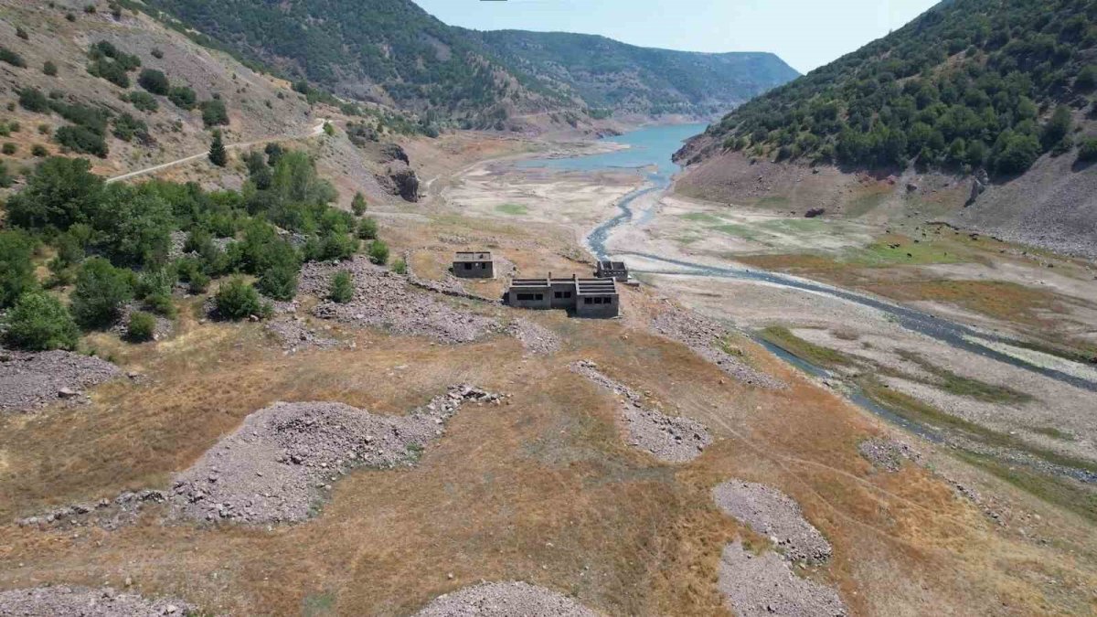 Ankara alarm veriyor! Çamlıdere Barajı'nda su çekildi, eski köy ortaya çıktı: Kuraklık kabusu büyüyor