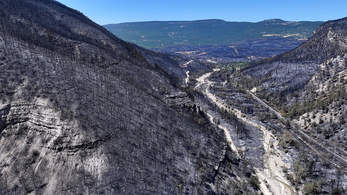 Karabük'te 97 saati aşan yangın felaketi: Büyük yıkım havadan görüntülendi