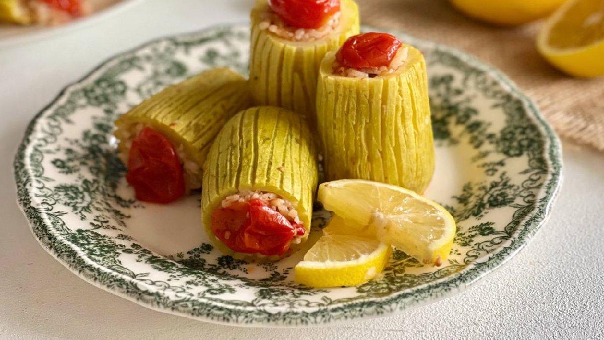Yaz sofralarına çok yakışıyor, misafirler tarif almadan gitmiyor! İşte en lezzetli kabak dolması tarifi…