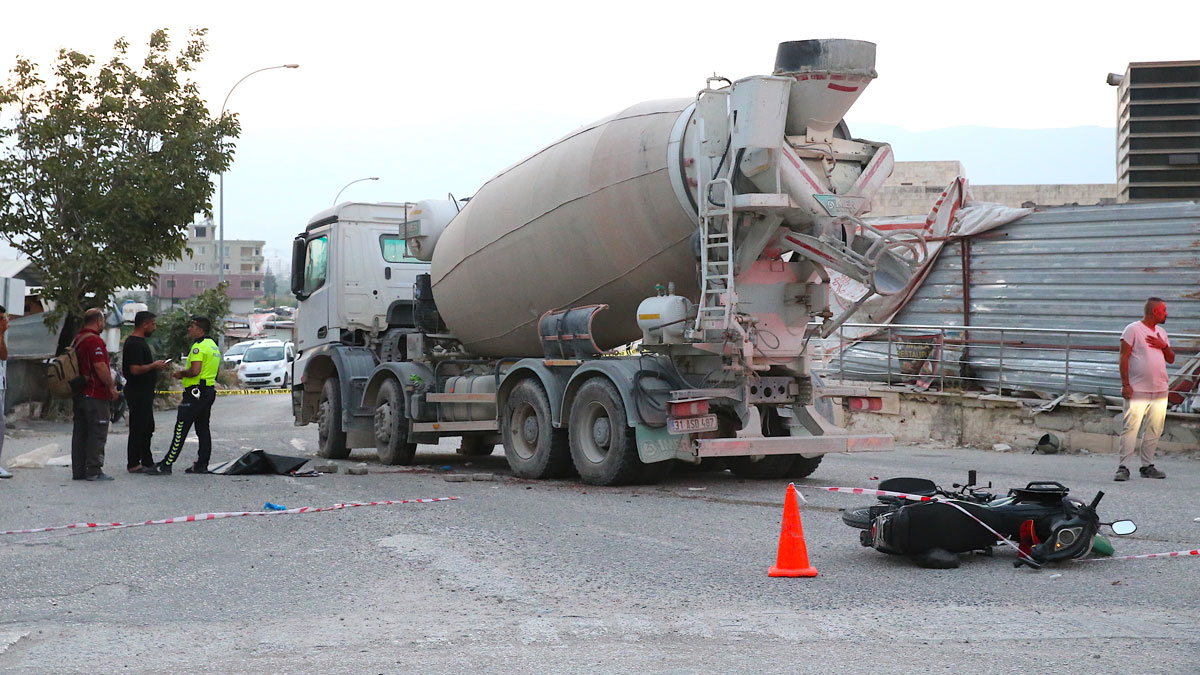 Hatay'da beton mikseriyle motosiklet çarpıştı: 2 ölü