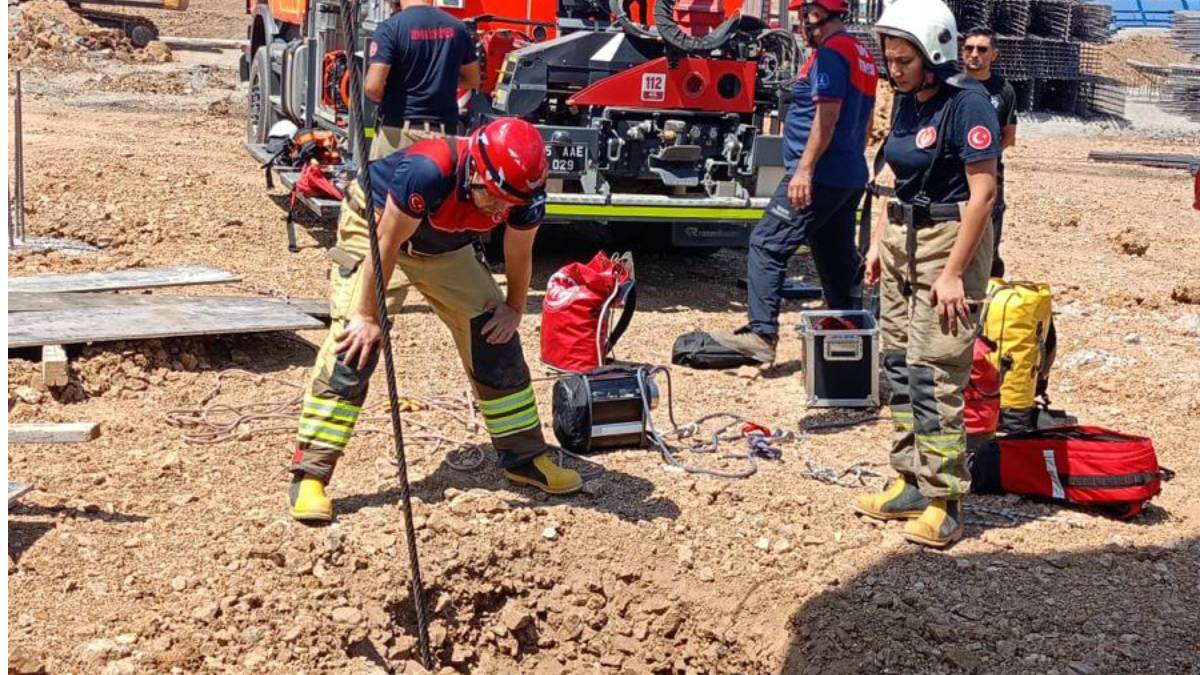 İzmir İtfaiyesi kuyuya düşen yurttaşı kurtardı