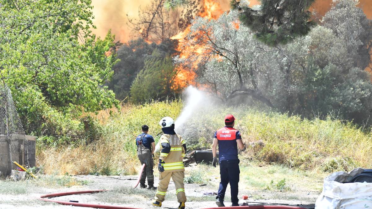 Bornova Gökdere’de yangınla mücadele sürüyor