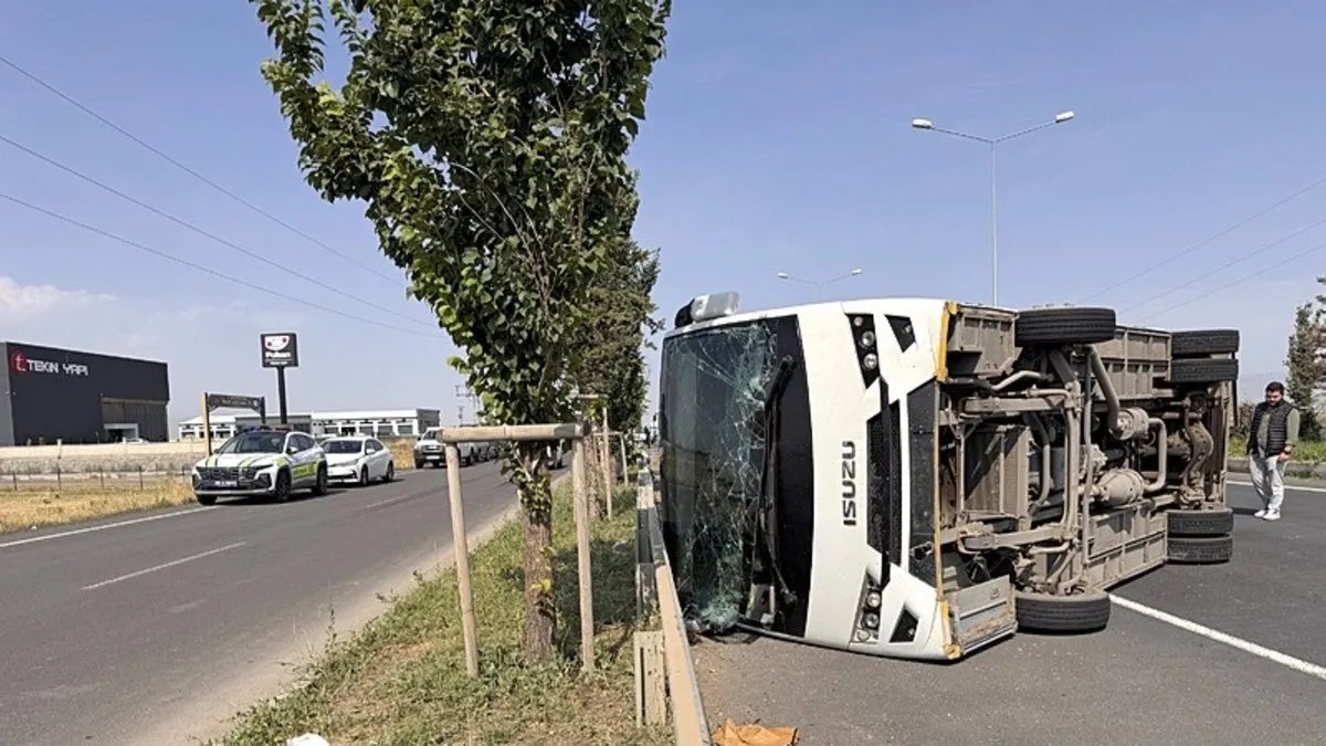 Erzurum'da askeri personel servisi kaza yaptı: 13 yaralı