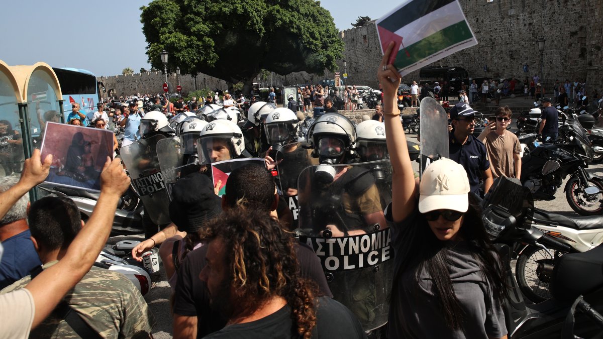 İsrailli yolcuları taşıyan kruvaziyer Rodos Adası'nda protesto edildi