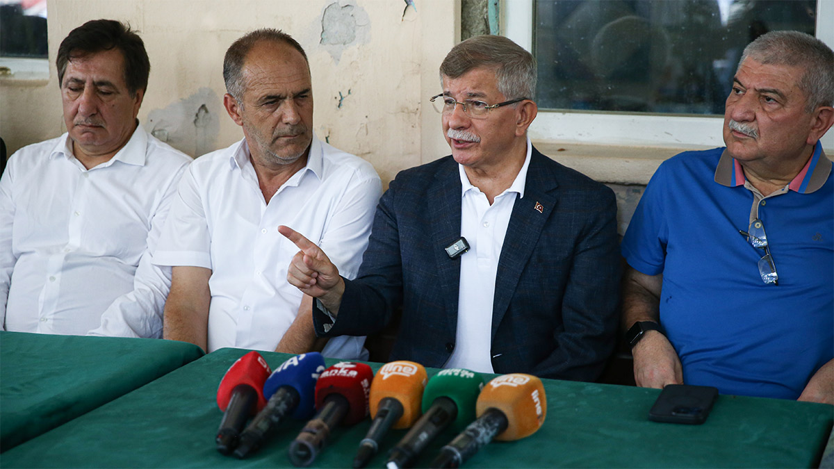 Davutoğlu Bursa'da yangın bölgesinde: Bu bir doğa katliamıysa, sorumlular seri katildir