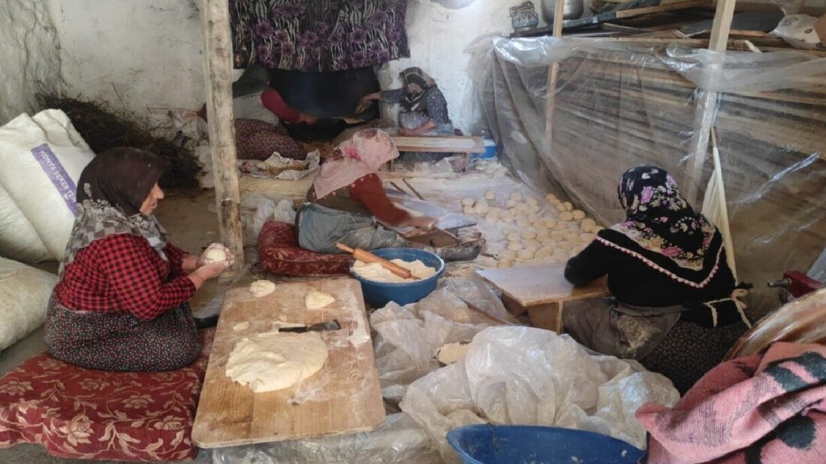 İmece usulü her gün birine yapıyorlar, kış boyu saklıyorlar! Komşuluk bağlarını güçlendirip aile geçimlerini sağlıyorlar