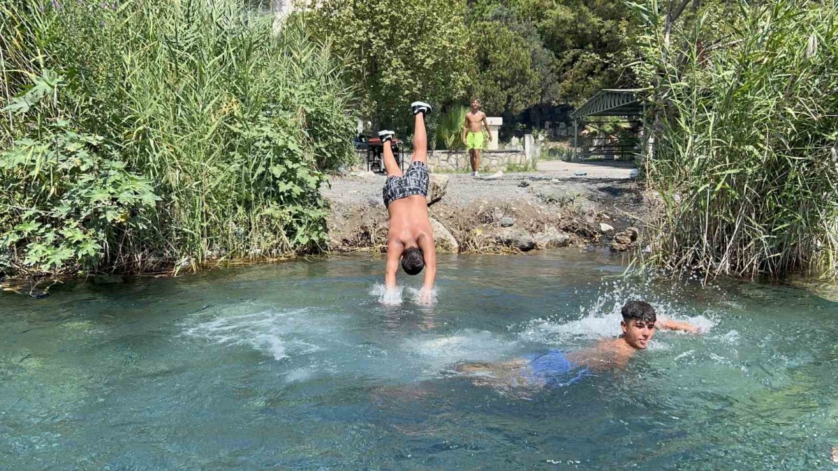 Sıcaktan bunalan buraya akın ediyor! 45 derecede ayak titreten buz gibi kaynak suyu