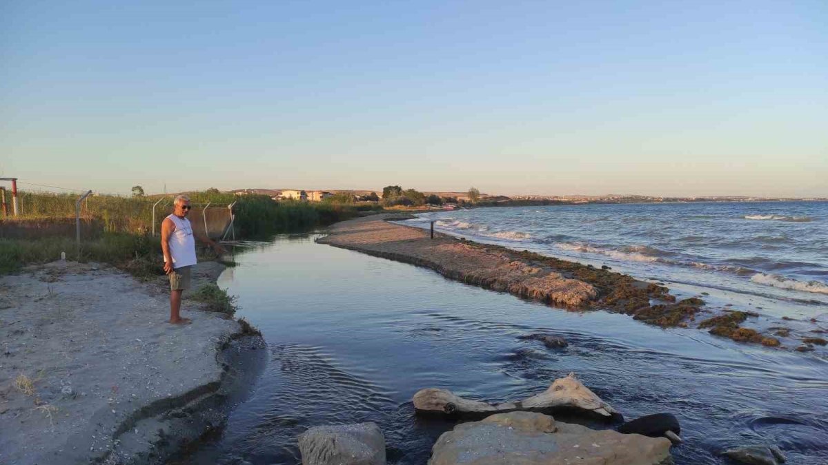 Tekirdağ sahilinde skandal görüntü: Lağım suları denize akıyor, çocuklar hastanelik oldu!