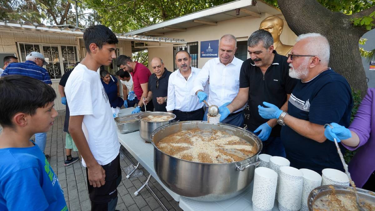 Gaziemir Belediyesinden aşure ikramı