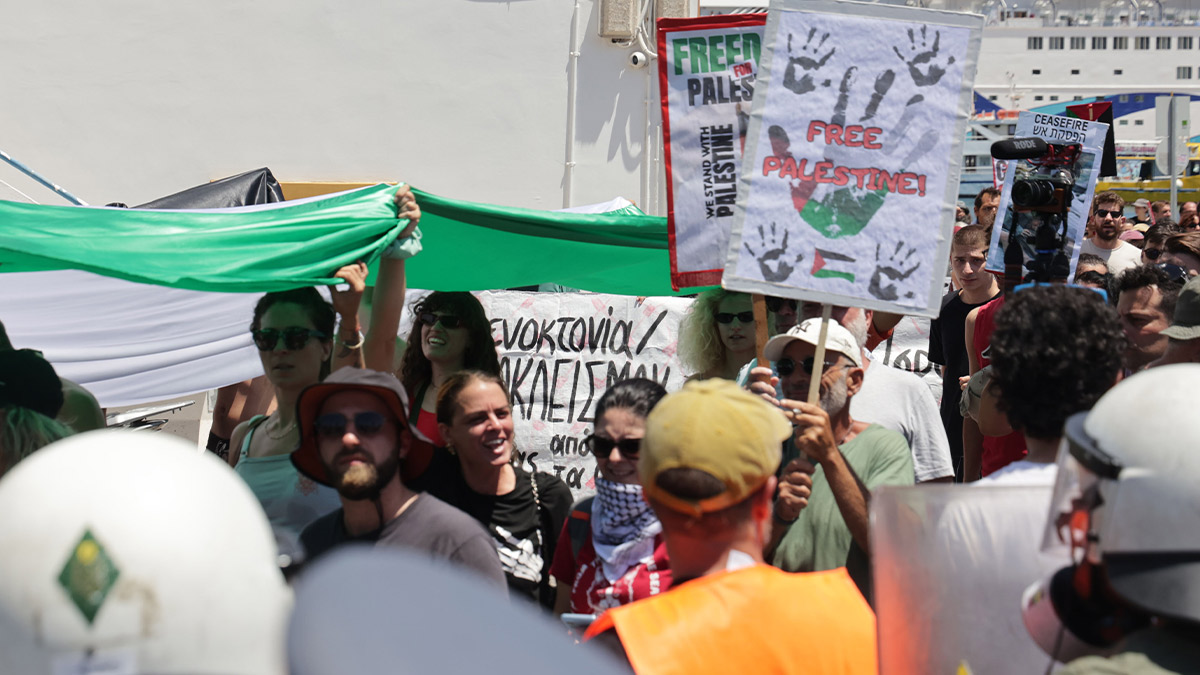 Girit'te İsrailli turistlerin gemisine protesto