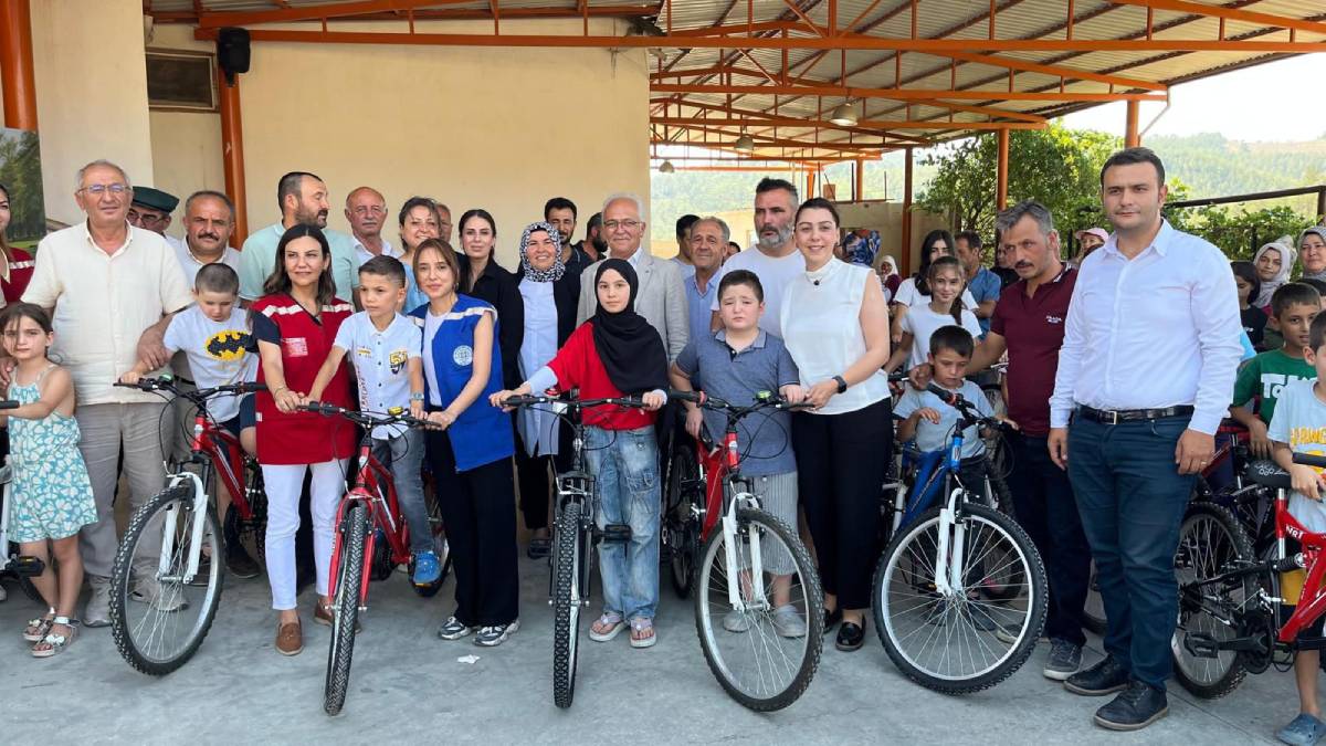 Kitaplara yolculuk çocuklardan bisiklet Büyükşehirden