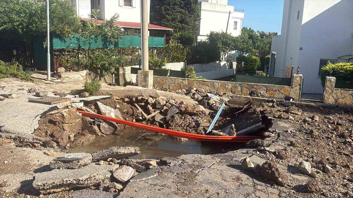 Ana su isale hattı patladı: Bodrum'da yol çöktü, dev çukur oluştu